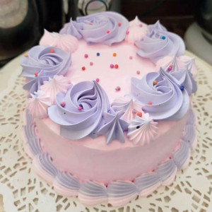 Cake redondo pequeño con crema de fresa (16x8 cm)