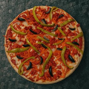 Pizza con  vegetales y chorizo 