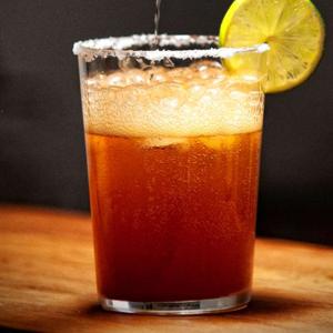 Michelada con dispensada y jugo de tomate 