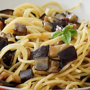 Spaghetti melanzane e caprino