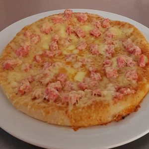 Pizza con Jamón y Queso Blanco