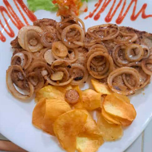 Bistec de Cerdo Encebollado
