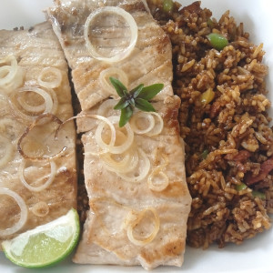 Filete de pescado encebollado 