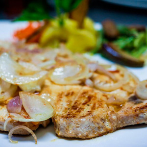 Filete de pescado encebollado