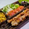 Brochetas de pollo al carbon con vegetal 