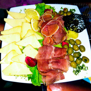 ENTREMÉS SURTIDO CON QUESO GOUDA, JAMÓN Y ACEITUNA