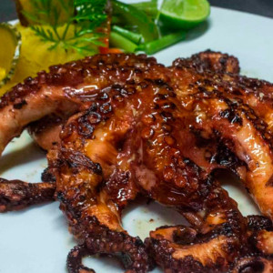 Pulpo a la brasa en salsa de ajo