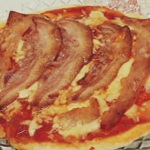Pizza con bacon