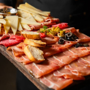 Tabla de Jamón Serrano, Queso y Aceitunas 
