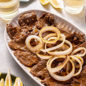 * Bistec de Cerdo Encebollado 