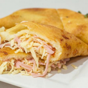 Empanada con Jamón y Queso
