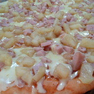 Pizza hawaiana con queso gouda 