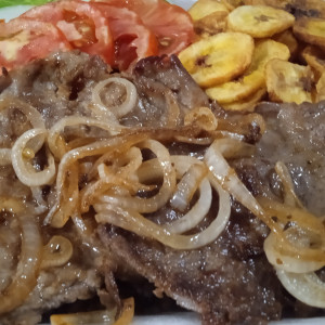 Bistec de Cerdo acompañado con arroz , ensalada y vianda frita