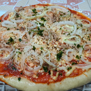Pizza con atún y cebolla