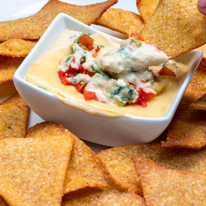 Nachos en DIP de Espinacas